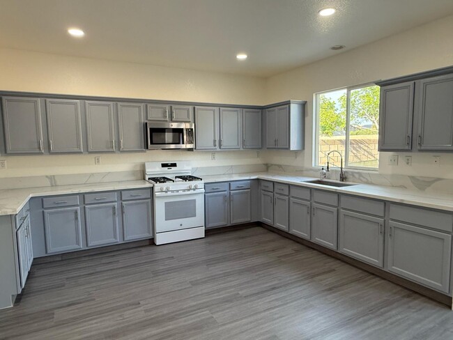 Building Photo - 45120 Palm Ln