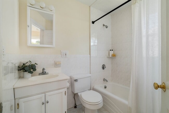 Building Photo - 87 College Ave