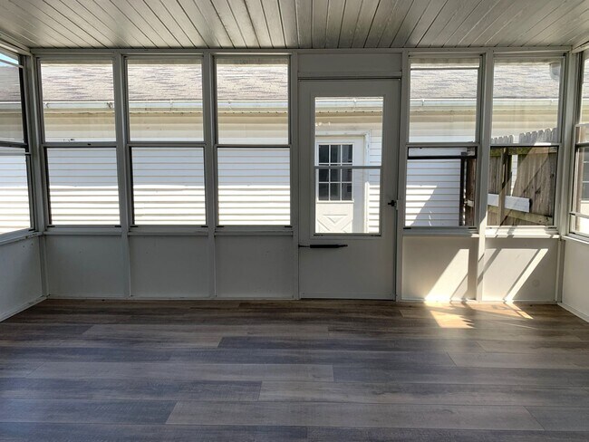 Building Photo - CONTRACT PENDING!!Spacious 2-story, 3 bed/...
