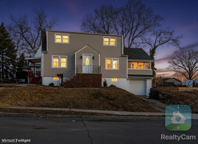 Building Photo - 631 Elm St