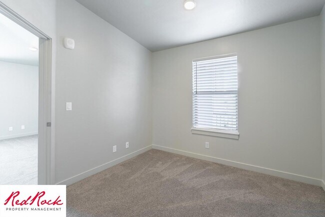 Building Photo - Inviting 2 Bedroom End Unit Condo - Pet Friendly!