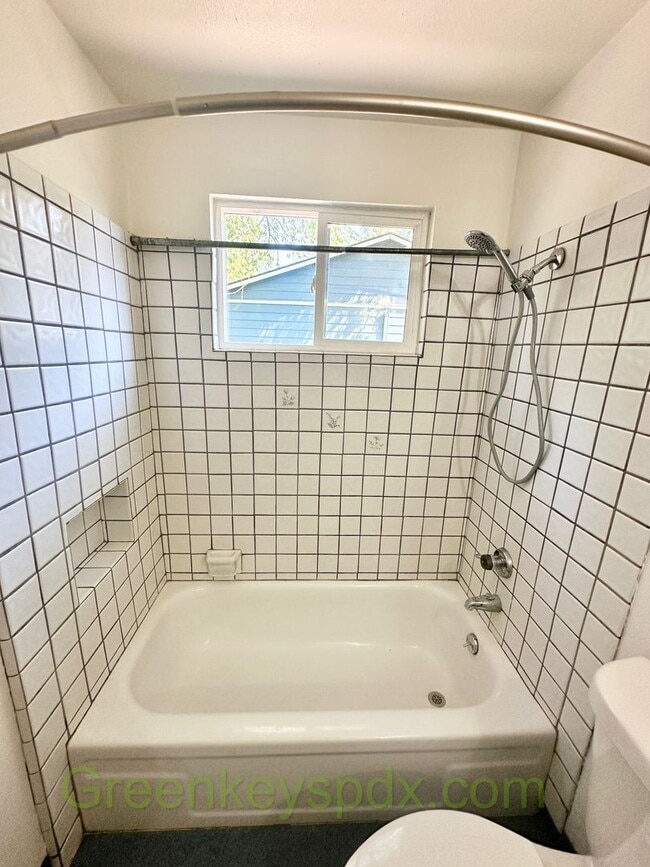 Building Photo - Awesome 2-Bedroom Condo Near Multnomah Vil...