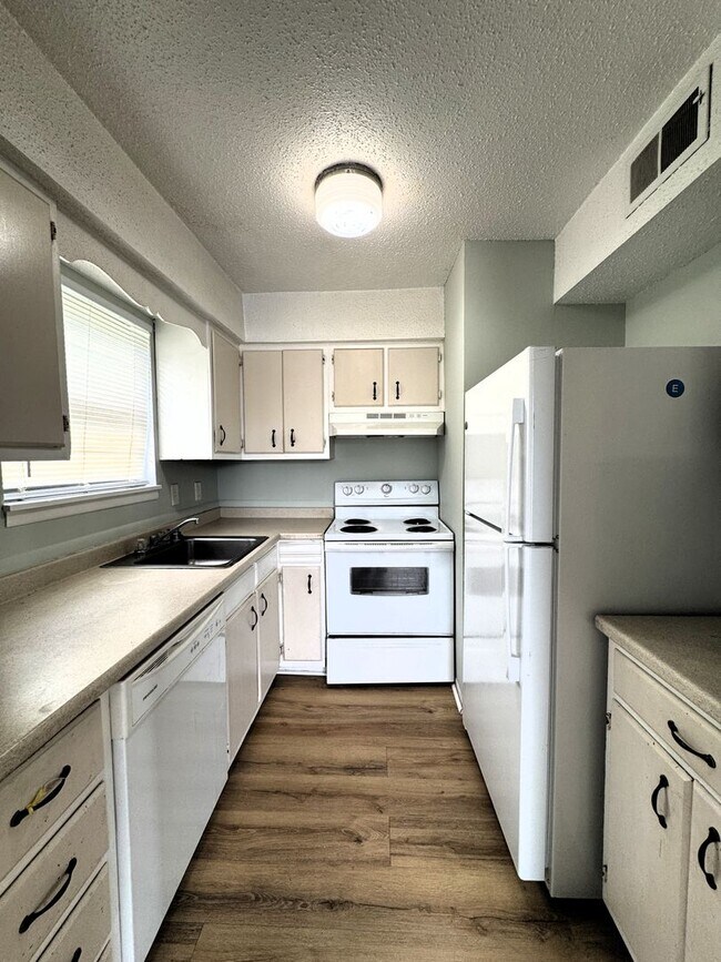 Building Photo - Move-In Special!!!