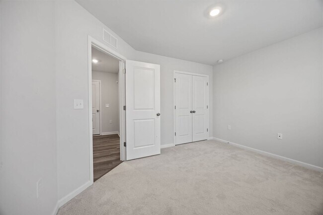 Building Photo - Raleigh Living Made Easy – 3BR Townhome w/ Amenities & Prime Location