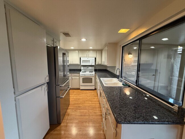 Building Photo - 3 bed 2.5 bath townhome available now!