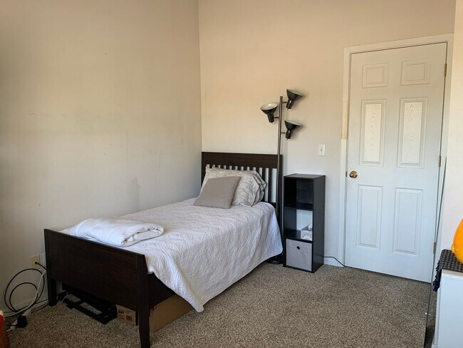 Building Photo - 2BD 2Bath Condo Close to CSU