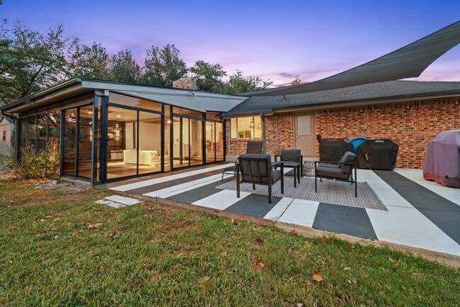 Building Photo - 2303 Inverrary Cir