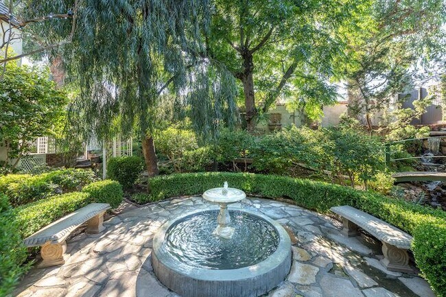 Building Photo - 2057 N Las Palmas Ave