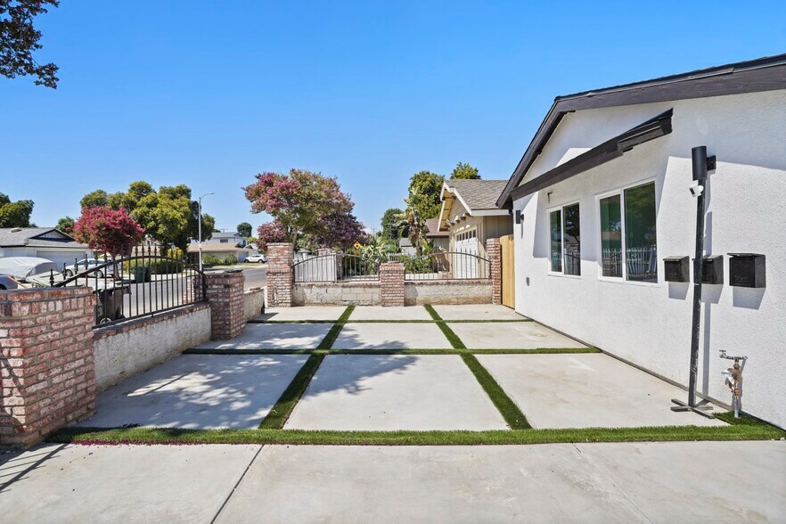 Building Photo - 7906 Oakdale Ave