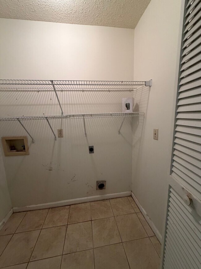 Building Photo - FOR RENT