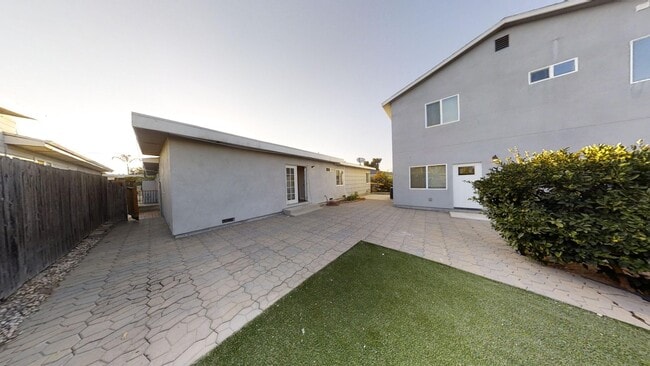 Building Photo - 5325 E Falls View Dr