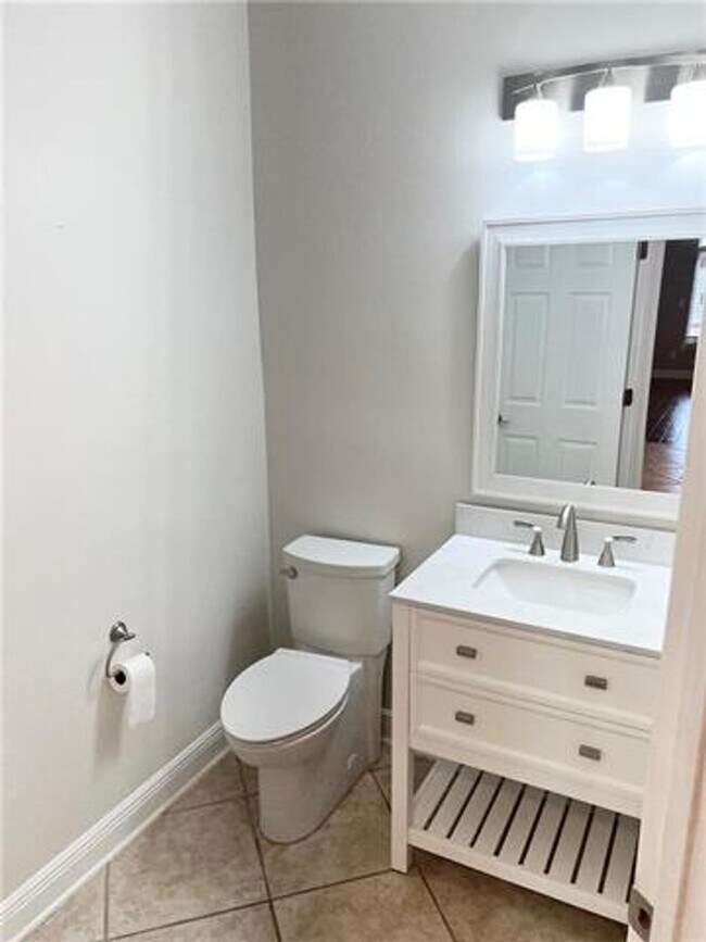 Building Photo - Beautiful and Spacious townhome in gated Clipper Estates. Three bedrooms, each with a private bat...