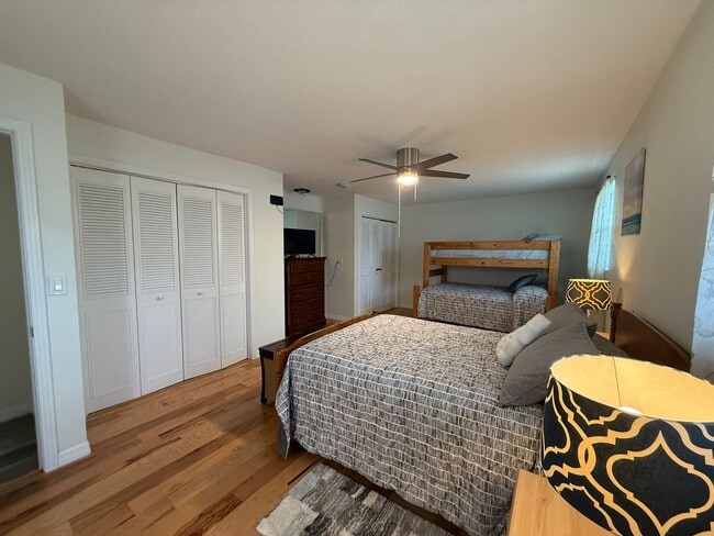 Building Photo - Updated 2 Bedroom 2 Bathroom House