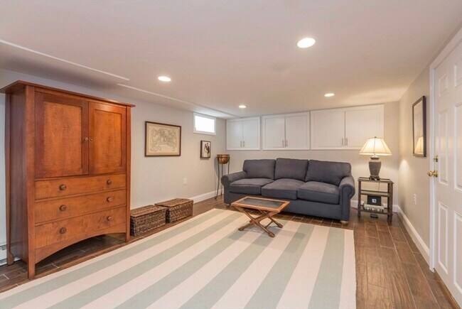 Building Photo - 622 E 2nd St