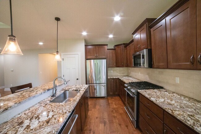Building Photo - Beautiful Canby Custom Home!