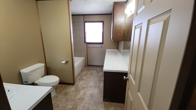 Building Photo - 605 N Front St