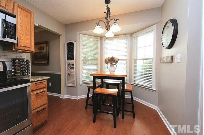 Building Photo - Charming 3 Bedroom w/2 Car Garage!