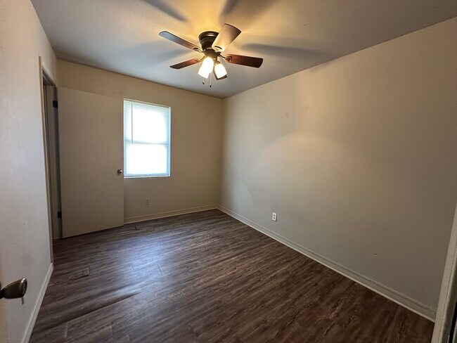Building Photo - Welcome to this charming 3-bedroom, 1-bath...