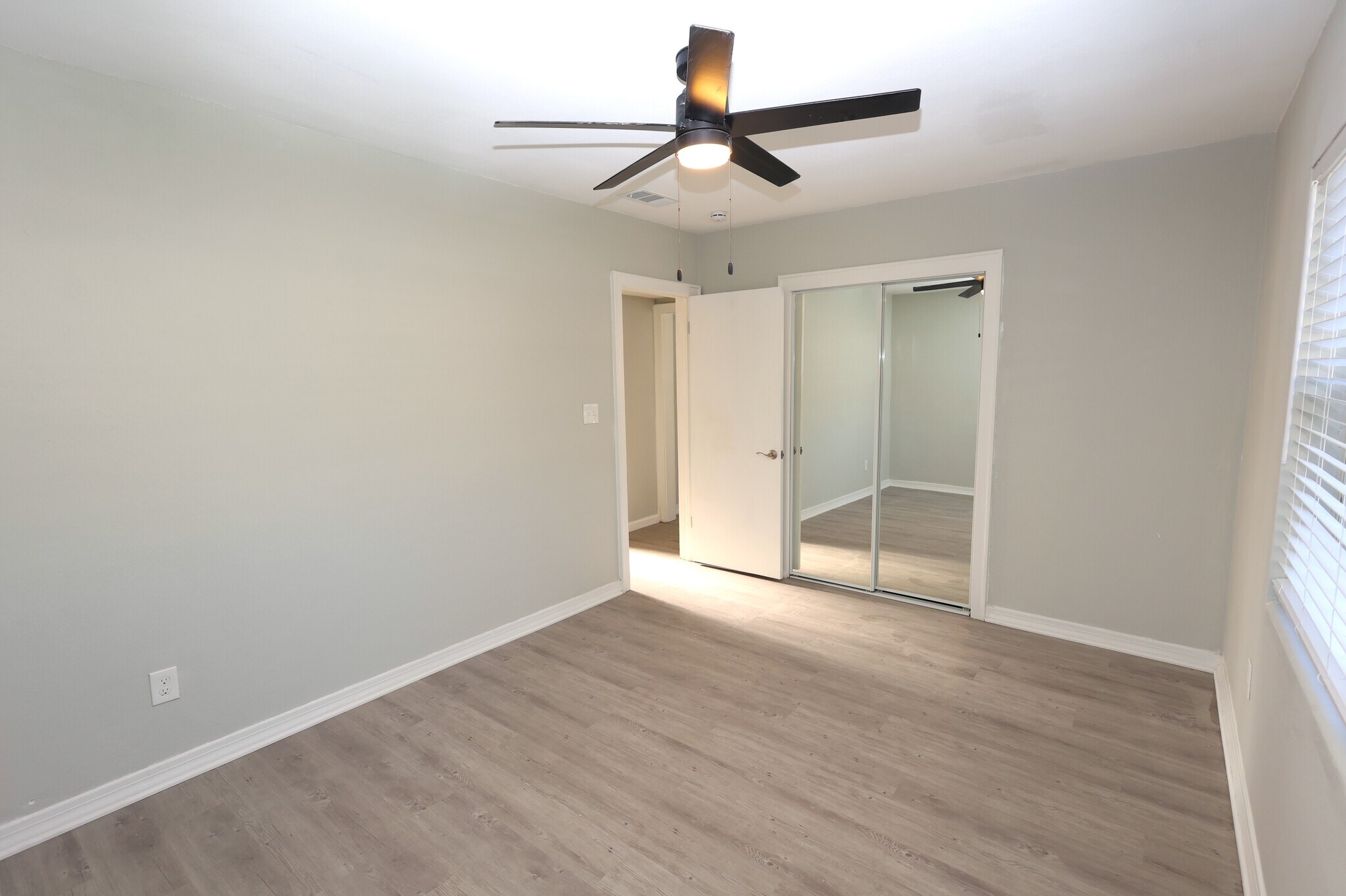 Building Photo - 110 N Palm Ave