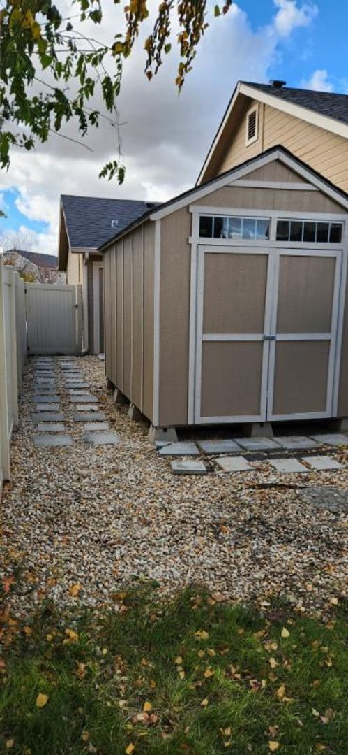 Building Photo - Charming single level 4 bedroom home in Crimson Point community. Spacious open floor plan, oversi...