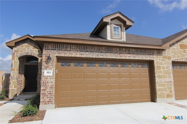 Building Photo - 553 Creekside Frst