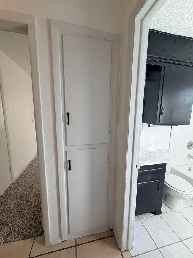 Building Photo - 1323 SE Clover Ln