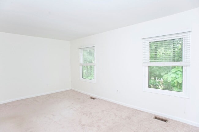 Building Photo - Coming Soon! 2 bed 2 1/2 bath townhouse in...