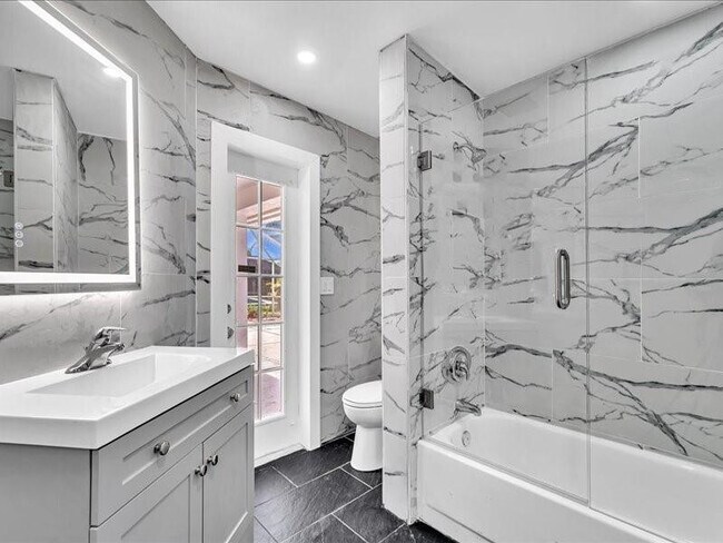 Building Photo - 2928 SE Bella Rd