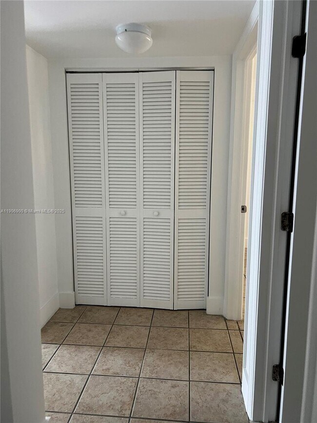 Building Photo - 395 NE 21st St