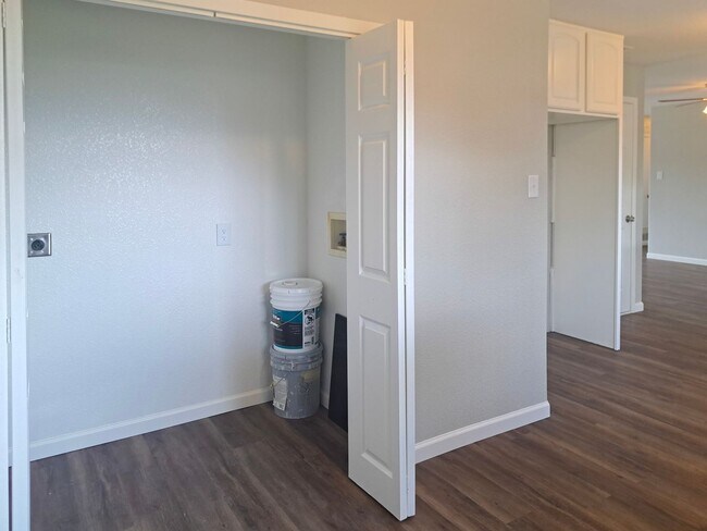 Building Photo - Spacious 3 bedroom 2 bath home w/ swimming...
