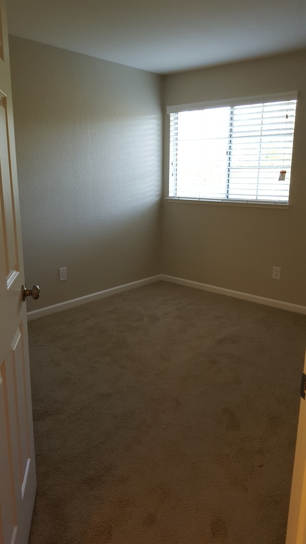 Building Photo - Dublin Silvergate, End Unit Townhome 3 Bed, 2.5 Bath, Dual Primary Suites, Community Pool!