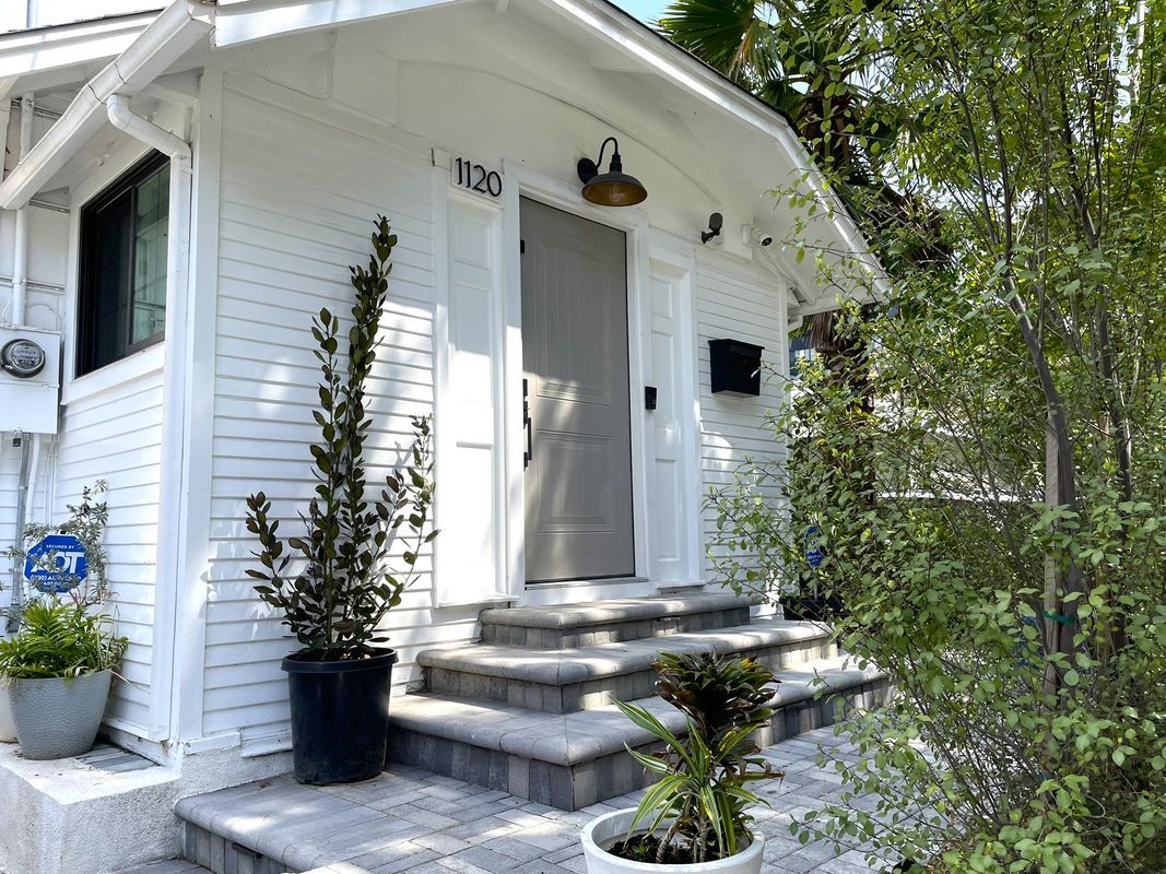 Building Photo - 1120 S Barrington Ave