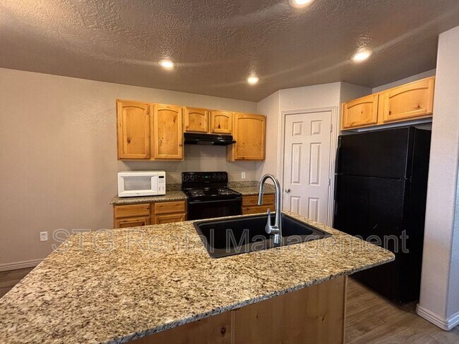 Building Photo - 3155 S Hidden Valley Dr