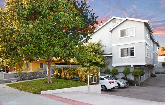 Building Photo - 2607 Vanderbilt Ln