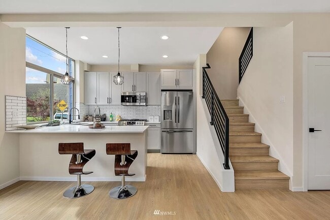 Building Photo - 3 year old Crown Hill townhome