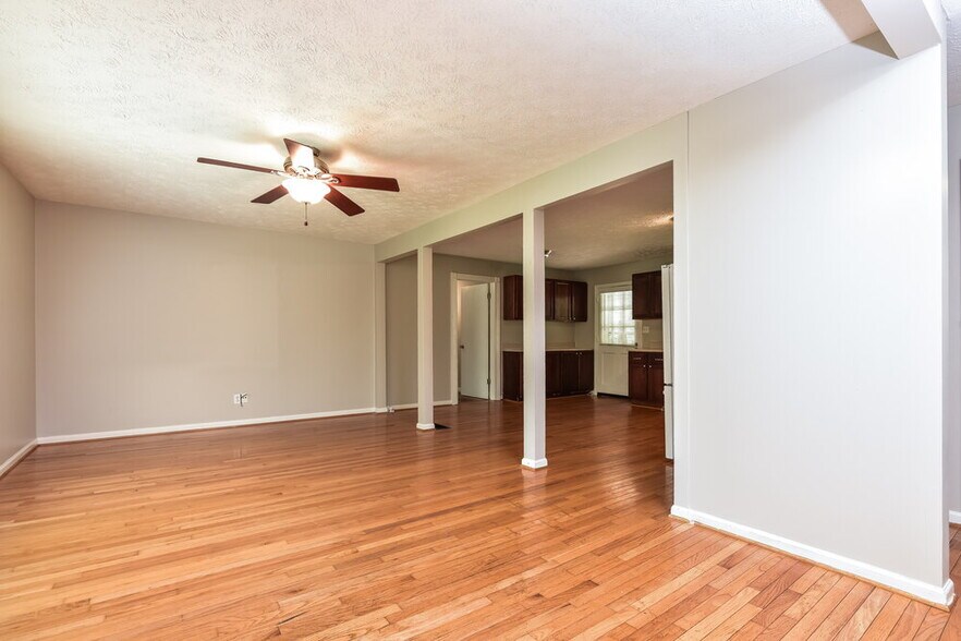Building Photo - 160 Swan Lake Dr