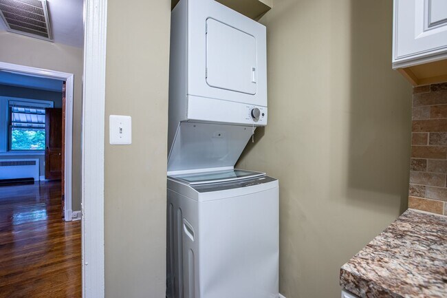 Building Photo - Charming 3 BR/3 BA Semi-Detached Home in F...