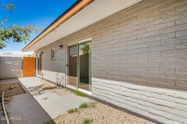 Building Photo - 1118 S McClintock Dr
