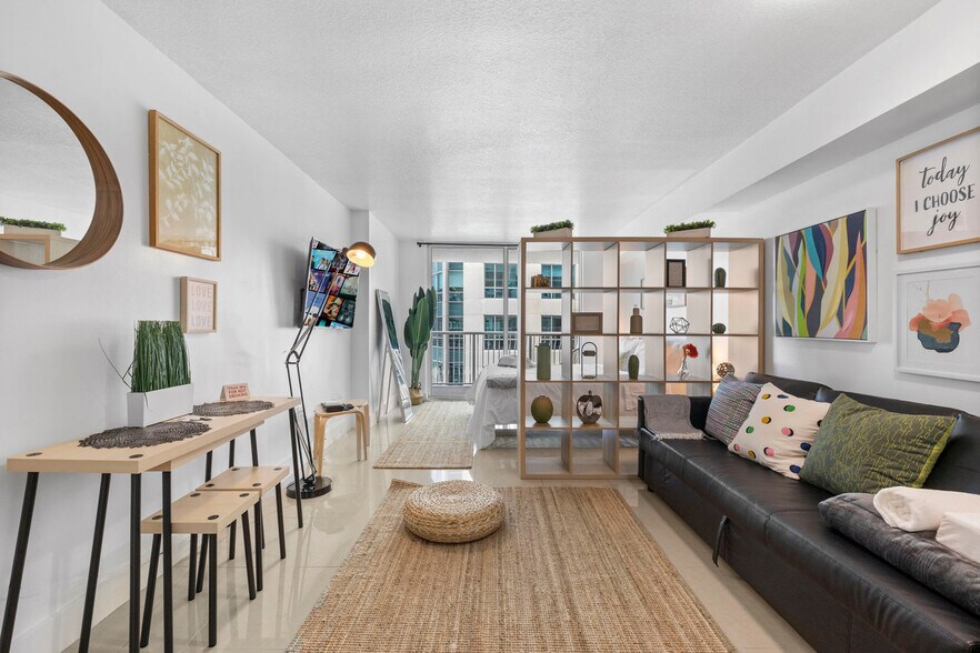 Building Photo - 1 SE 12th St