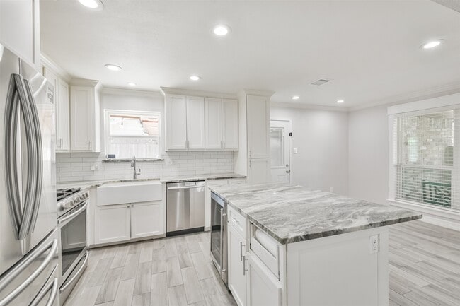 Building Photo - 7623 Yellow Pine Dr