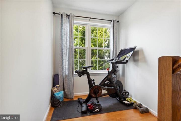 One landing can accommodate exercise equipment - 3152 W Master St