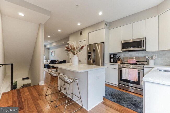 Building Photo - 2227 Latona St