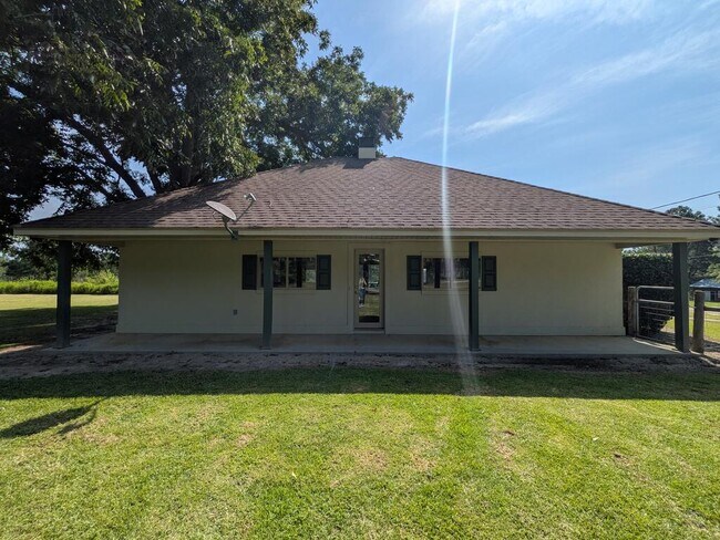 Building Photo - 743 Old Quitman Rd
