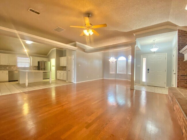 Building Photo - Great 3 bed 2 bath now available in Frensh...
