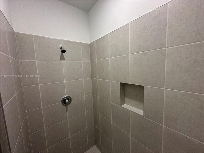 Building Photo - 402 SE Crossoak Ln