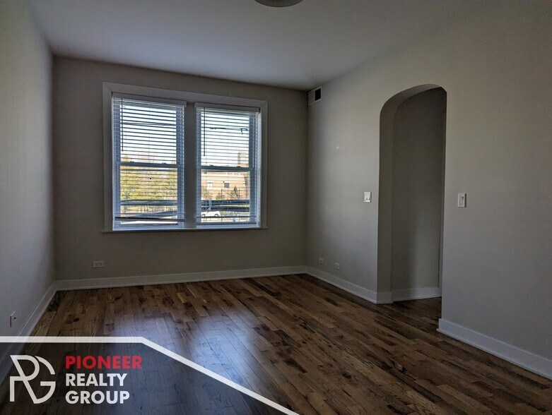 Building Photo - 648 W Wrightwood Ave