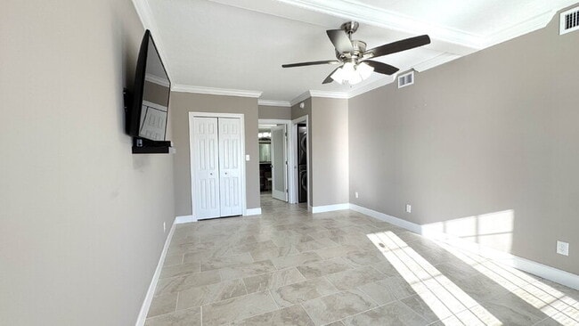 Building Photo - 404 S Beach St