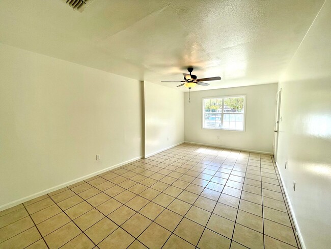 Building Photo - 3 Bedroom / 1 Bath in Apartment in Truman Available Now!