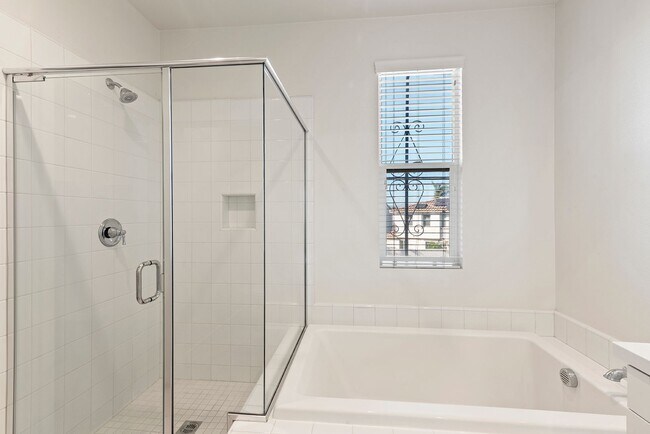 Building Photo - Comfort Meets Coastal Living 4 Bed 2.5 Bath in Oceanside!