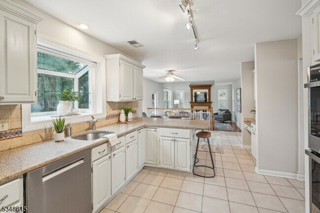 Building Photo - 12 Baumgartner Ct